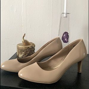 DEXFLEX COMFORT NUDE PATENT LEATHER HEELS!
